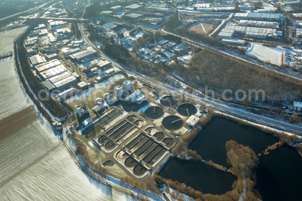 Aerial photograph Arnsberg - Sewage works Basin and purification steps for waste water treatment in the district Neheim in Arnsberg in the state North Rhine-Westphalia