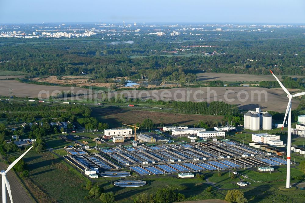 Schönerlinde from the bird's eye view: Sewage works Basin and purification steps for waste water treatment in Schoenerlinde in the state Brandenburg, Germany