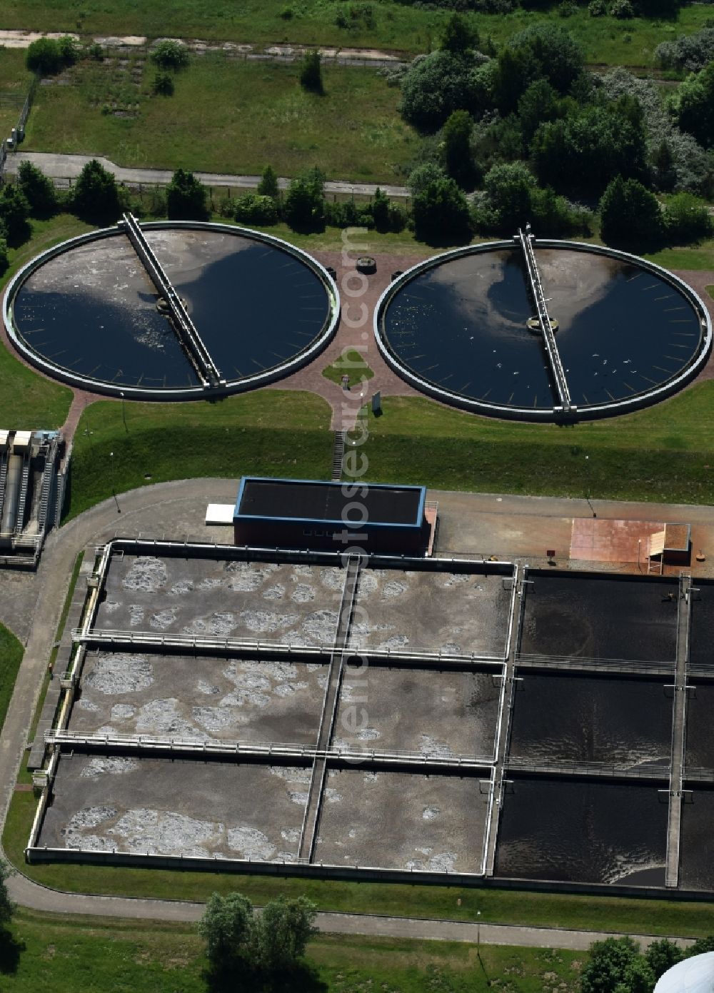 Schwerin from the bird's eye view: Sewage works Basin and purification steps for waste water treatment in Schwerin in the state Mecklenburg - Western Pomerania