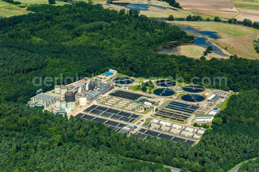 Seelze from the bird's eye view: Sewage works Basin and purification steps for waste water treatment in Seelze in the state Lower Saxony, Germany