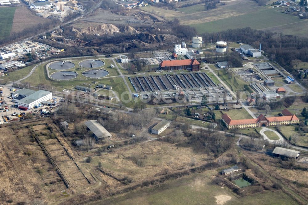 Stahnsdorf from the bird's eye view: Sewage works Basin and purification steps for waste water treatment Stahnsdorf in Stahnsdorf in the state Brandenburg