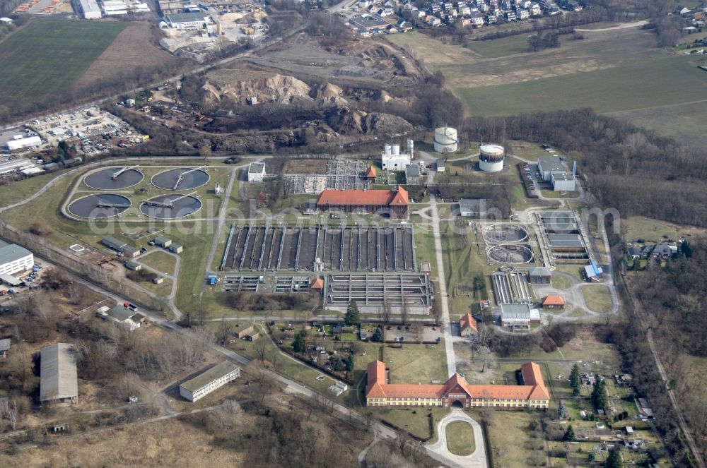 Aerial photograph Stahnsdorf - Sewage works Basin and purification steps for waste water treatment Stahnsdorf in Stahnsdorf in the state Brandenburg