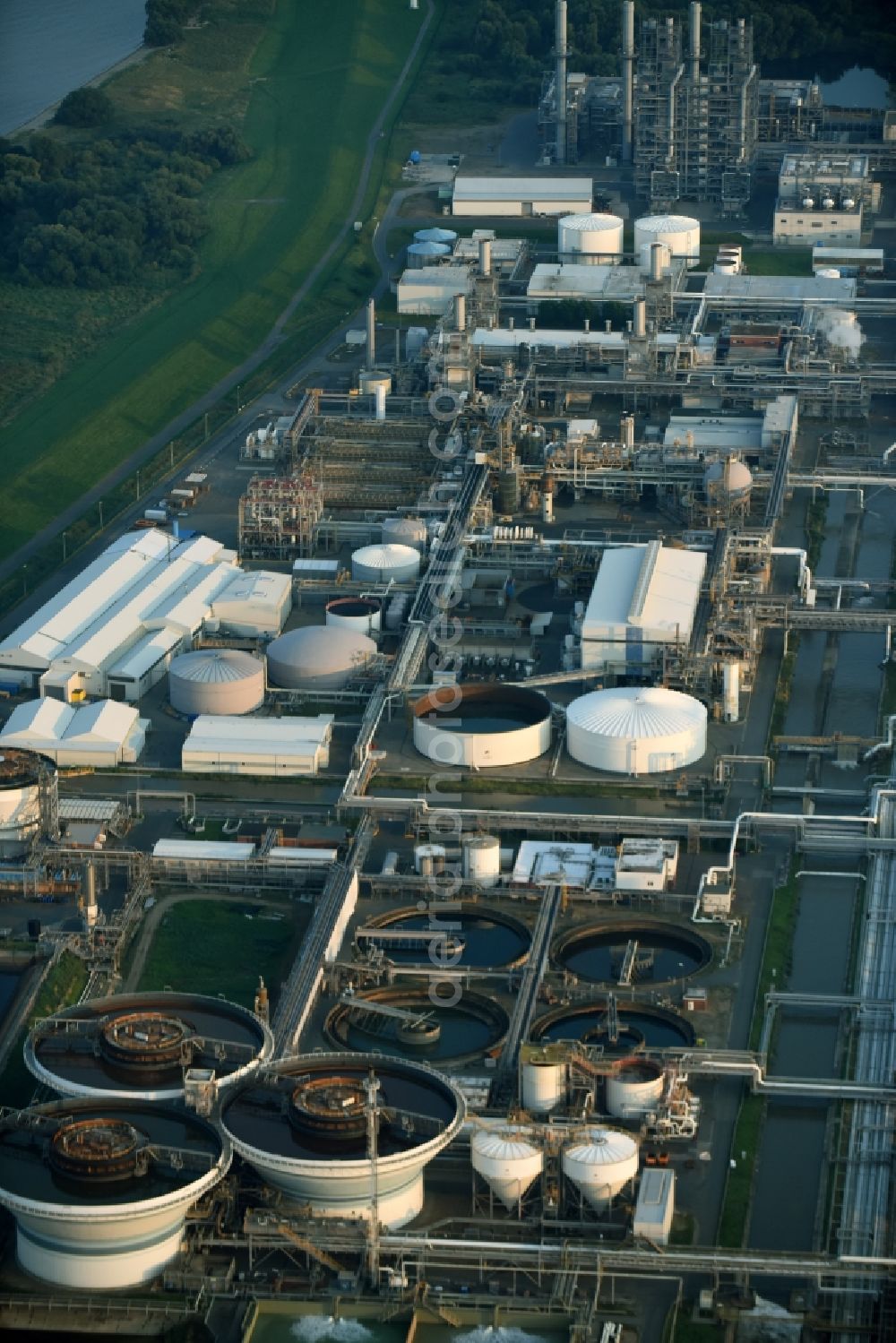 Aerial image Stade - Sewage works Basin and purification steps for waste water treatment on the banks of the Elbe in Stade in the state Lower Saxony