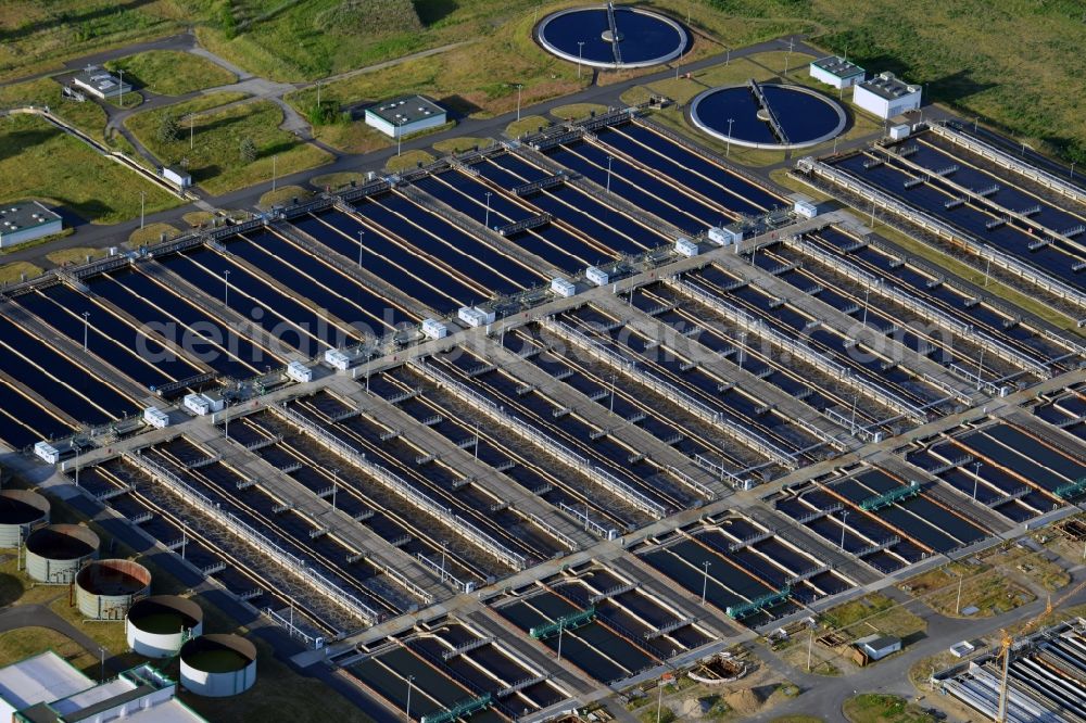 Aerial photograph Schönerlinde - Sewage works Basin and purification steps for waste water treatment Berliner Wasserbetriebe in Schoenerlinde in the state Brandenburg