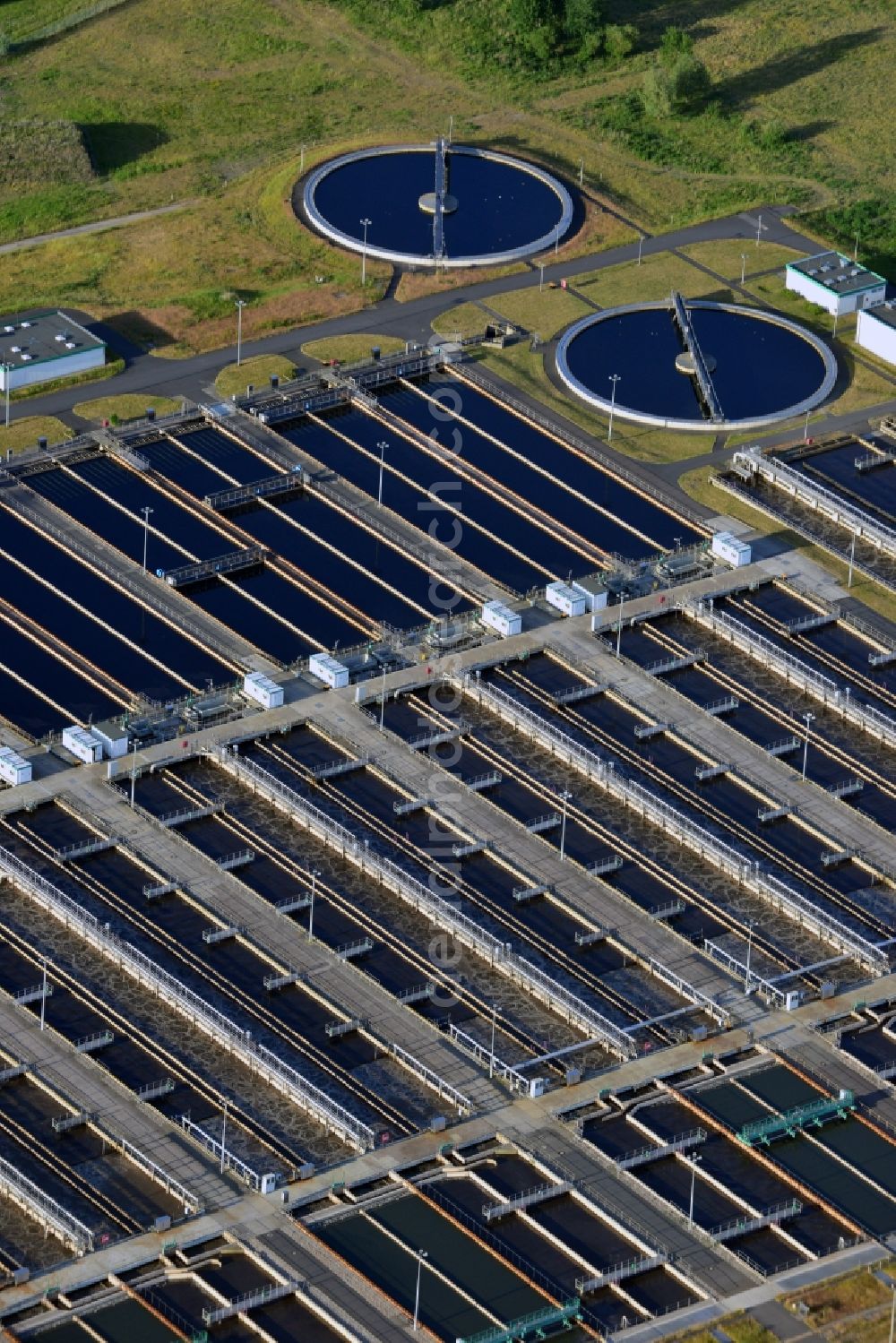 Schönerlinde from the bird's eye view: Sewage works Basin and purification steps for waste water treatment Berliner Wasserbetriebe in Schoenerlinde in the state Brandenburg