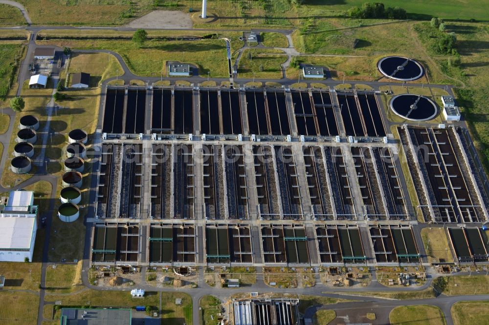 Aerial photograph Schönerlinde - Sewage works Basin and purification steps for waste water treatment Berliner Wasserbetriebe in Schoenerlinde in the state Brandenburg