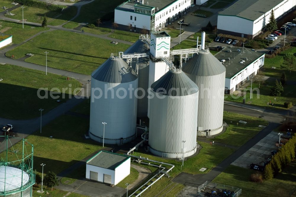 Schönerlinde from the bird's eye view: Sewage works Basin and purification steps for waste water treatment Berliner Wasserbetriebe in Schoenerlinde in the state Brandenburg