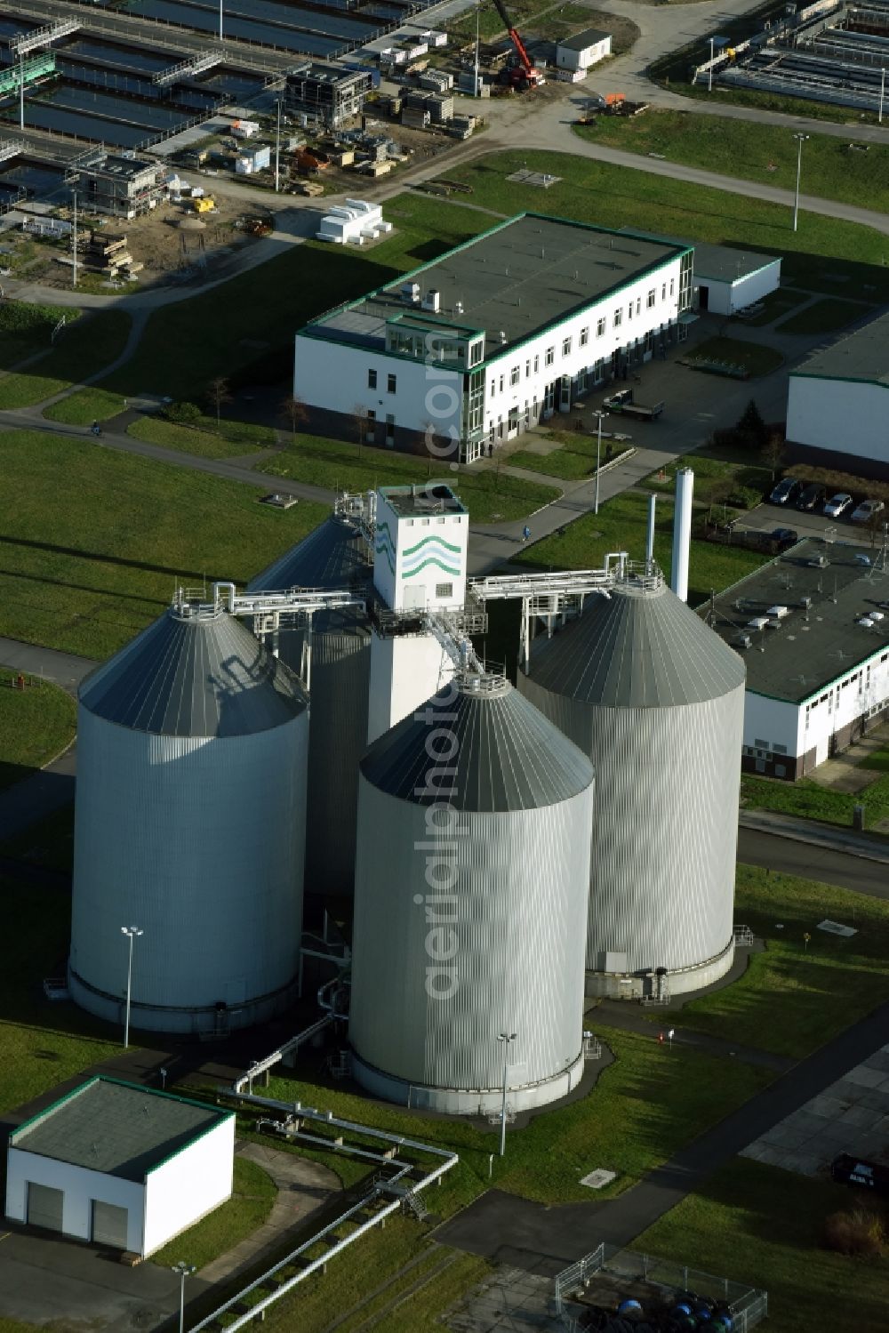 Aerial photograph Schönerlinde - Sewage works Basin and purification steps for waste water treatment Berliner Wasserbetriebe in Schoenerlinde in the state Brandenburg