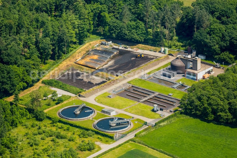 Aerial photograph Warstein - Sewage plant basins and purification steps for waste water treatment of Ruhr Association in Muelheim Municipality Warstein, Erley 2 in Warstein in North Rhine-Westphalia