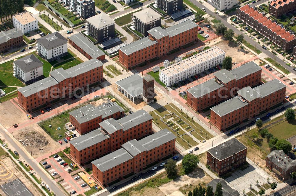 Berlin from above - Blick auf das Rummelsburger Ufer, ein Teil der Rummelsburger Bucht mit dem Rummelsburger See. Hier enstehen bzw. entstanden Wohnungen als auch Einfamilienhäuser im Neubau und Altbau. Speziell hierfür umgebaut sind die denkmalgeschützten ehemaligen JVA Gebäude der Haftanstalt / Justizvollzugsanstalt Rummelsburg. Einbezogen in die Bautätigkeit wurden sechs so genannten Verwahrhäuser des Gefängnisses, der Turm des ehemaligen Heizhauses, das Wäschereigebäude sowie das einstige Lazarett.