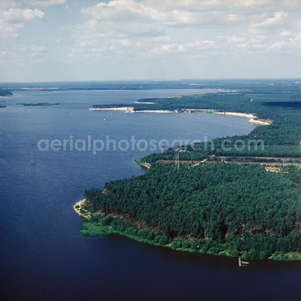 Knappenrode from the bird's eye view: Blick auf den Knappensee bei Knappenrode südlich von Hoyerswerda. Der See ist ein Tagebaurestloch, das 1951 durch die Flutung des Braunkohletagebaus Grube Werminghoff entstand und als Hochwasserschutz, Naturschutz, Wassersportgebiet und zur Freizeiterholung genutzt wird. View of the Knappensee at Knappenrode south of Hoyerswerda. The lake is an opencast mine created in 1951 by the flooding of the lignite open pit mine Werminghoff and is used as flood control, conservation, water sports and recreation area.