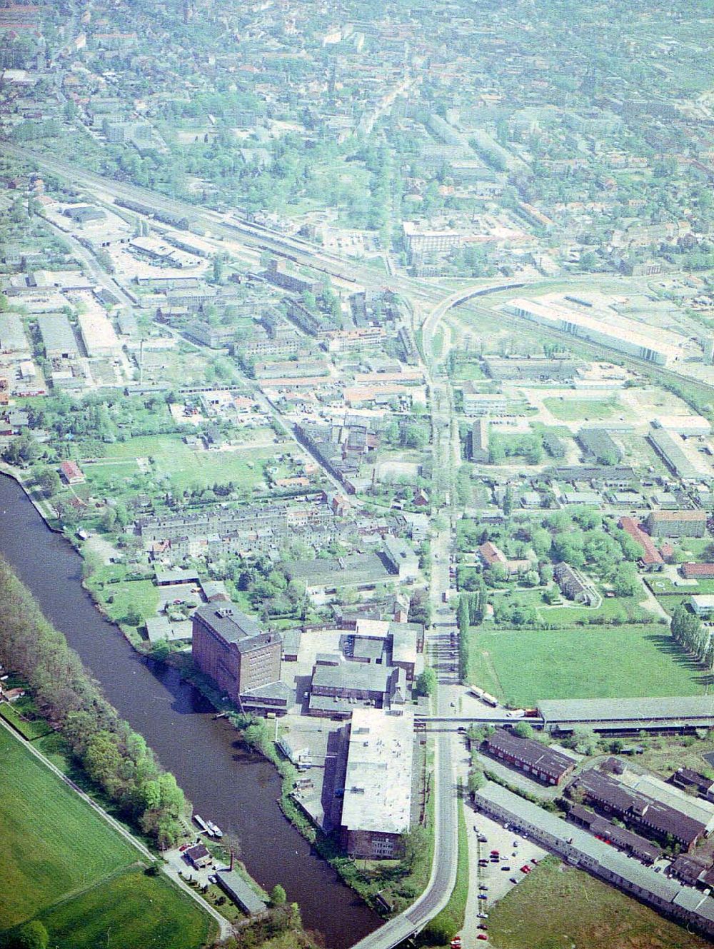 Burg from the bird's eye view: Knäckebrotwerke in Burg am Elbe - Havel - Kanal.