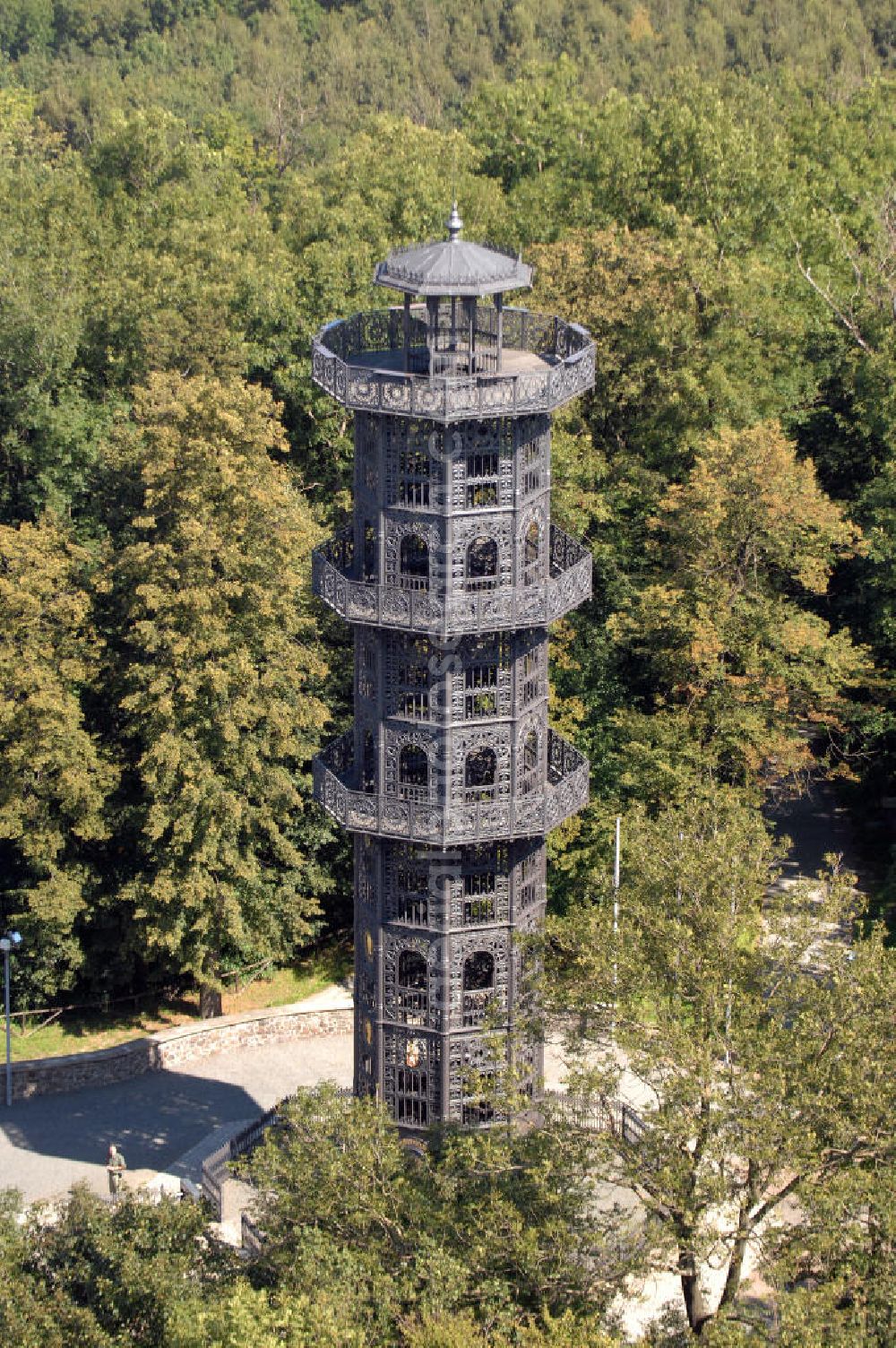 Löbau from above - Der König-Friedrich-August-Turm auf dem Löbauer Berg im sächsischen Löbau ist der einzige noch erhaltene gusseiserne Aussichtsturm in Europa und wahrscheinlich der älteste gusseiserne Turm überhaupt. Er wurde 1854 aus Gusseisen errichtet, weist eine Höhe von 28 Metern und einen Durchmesser von vier Metern auf, hat eine achteckige Form und enthält drei außenliegende Galerien in 12, 18 und 24 Meter Höhe. Die innenliegende Wendeltreppe hat 120 Stufen. Auf der Aussichtsplattform befindet man sich insgesamt in einer Höhe von 28 Metern. Vom Turm aus kann man bis zum Zittauer Gebirge und über weite Teile der Landschaft der Oberlausitz blicken. Der nach dem sächsischen König Friedrich August II. benannte Turm steht mittlerweile als technisches Denkmal unter Denkmalschutz und ist ein beliebtes, weithin bekanntes Ausflugsziel.