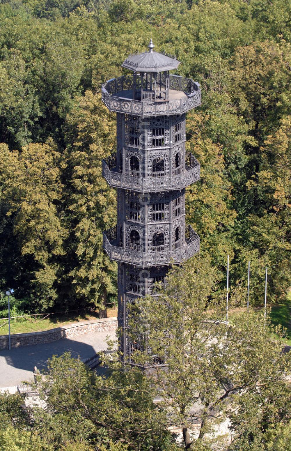 Löbau from the bird's eye view: Der König-Friedrich-August-Turm auf dem Löbauer Berg im sächsischen Löbau ist der einzige noch erhaltene gusseiserne Aussichtsturm in Europa und wahrscheinlich der älteste gusseiserne Turm überhaupt. Er wurde 1854 aus Gusseisen errichtet, weist eine Höhe von 28 Metern und einen Durchmesser von vier Metern auf, hat eine achteckige Form und enthält drei außenliegende Galerien in 12, 18 und 24 Meter Höhe. Die innenliegende Wendeltreppe hat 120 Stufen. Auf der Aussichtsplattform befindet man sich insgesamt in einer Höhe von 28 Metern. Vom Turm aus kann man bis zum Zittauer Gebirge und über weite Teile der Landschaft der Oberlausitz blicken. Der nach dem sächsischen König Friedrich August II. benannte Turm steht mittlerweile als technisches Denkmal unter Denkmalschutz und ist ein beliebtes, weithin bekanntes Ausflugsziel.