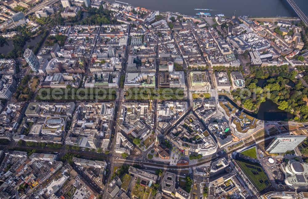 Aerial photograph Düsseldorf - Street guide of famous promenade and shopping street Koenigsallee - Stadtgraben in the district Stadtmitte in Duesseldorf in the state North Rhine-Westphalia, Germany