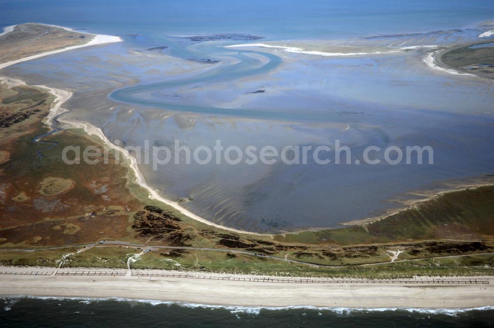 Insel Sylt from the bird's eye view: An der nördlichsten Spitze von Sylt, zwischen Ellenbogen und List, liegt das natürliche Hafenbecken Königshafen. Von der Charakteristik ist der Königshafen eher ein stehtiefes Binnenrevier, das stark tidenabhängig ist. Der Königshafen gilt als Paradies für Surfer.