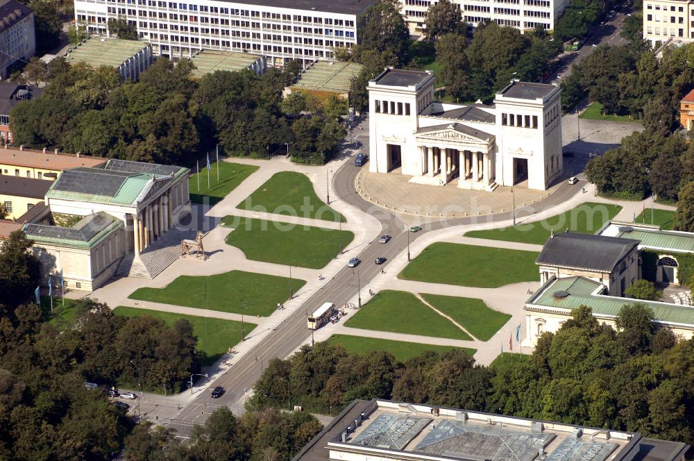 München from above - Der Königsplatz ist ein öffentlicher Platz im Münchner Stadtteil Maxvorstadt, er gehört zum Gesamtensemble der Brienner Straße, der ersten Prachtstraße Münchens. Der Platz im Stil des europäischen Klassizismus ist ein Zentrum kulturellen Lebens und gilt als eines der Hauptwerke des ludovizianischen Isar-Athen. Die Propyläen wurde entworfen durch Leo von Klenze, erbaut 1848-1862, mit Giebelfiguren von Ludwig von Schwanthaler, 1862.Für die Glyptothek kam der Entwurf von Leo von Klenze, erbaut 1816 - 1830), mit Giebelfiguren von Johann Martin von Wagner, 1818. Dort kann man auch die Staatliche Antikensammlung betrachten. Homepage:http://