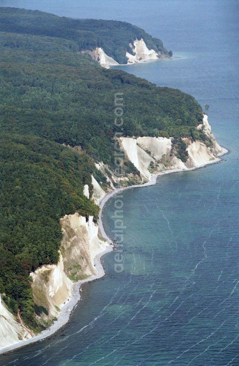 Königsstuhl / Rügen - Mecklenburg-Vorpommern from above - Königsstuhl auf Rügen. Im Nordosten der Halbinsel Jasmund erstreckt sich auf mehr als 15 Km Länge zwischen Sassnitz und Lohme die Kreidefelsen-Steilküste, die zurecht als die interessanteste deutsche Küstenlandschaft gilt.