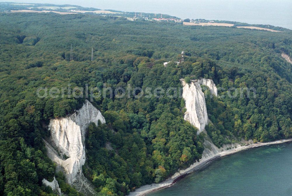 Königsstuhl / Rügen - Mecklenburg-Vorpommern from above - Königsstuhl auf Rügen. Im Nordosten der Halbinsel Jasmund erstreckt sich auf mehr als 15 Km Länge zwischen Sassnitz und Lohme die Kreidefelsen-Steilküste, die zurecht als die interessanteste deutsche Küstenlandschaft gilt.