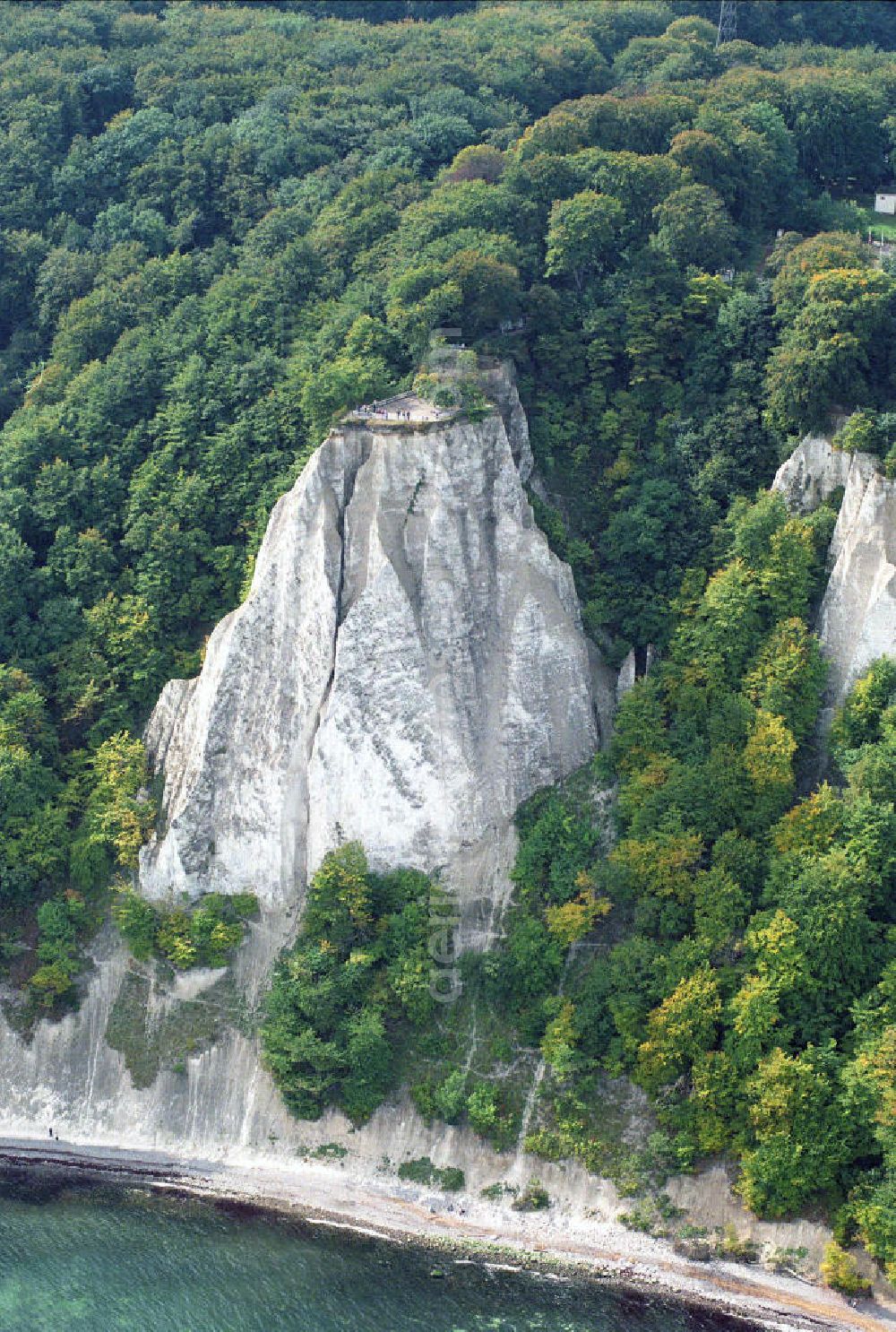 Aerial image Königsstuhl / Rügen - Mecklenburg-Vorpommern - Königsstuhl auf Rügen. Im Nordosten der Halbinsel Jasmund erstreckt sich auf mehr als 15 Km Länge zwischen Sassnitz und Lohme die Kreidefelsen-Steilküste, die zurecht als die interessanteste deutsche Küstenlandschaft gilt.