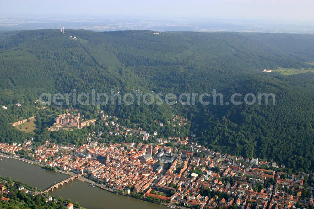 Heidelberg from above - Blick auf den Königstuhl bei Heidelberg. Er ist 567,8 m hoch und gehört zum Gebirge Kleiner Odenwald. Auf dem Gipfel befinden sich unter an derem das Max-Planck-Institut für Astronomie, die Landessternwarte Heidelberg-Königstuhl, das Märchenparadies Königsstuhl, die Falknerei Tinnunculus sowie mehrere Radio-, Fernseh- und Rundfunk-Sendeanlagen. Seit 1907 fährt eine Standseilbahn, die Heidelberger Bergbahn, auf den Berg.