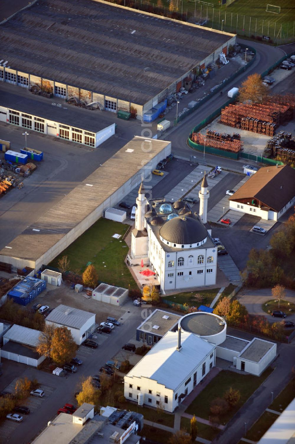 Ingolstadt from above - Die größte Moschee in Bayern, die Kocatepe-Moschee mit Kulturzentrum, auf türkisch Kocatepe Camii ve Kültür Merkezi der Türkisch-Islamische Union der Anstalt für Religion, kurz DITIB. The largest mosque at Bavaria is the Kocatepe-Mosque with its cultural centre.