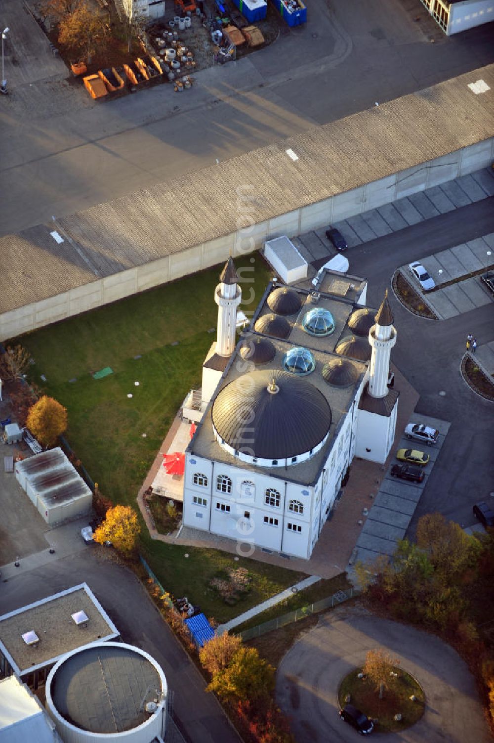 Aerial photograph Ingolstadt - Die größte Moschee in Bayern, die Kocatepe-Moschee mit Kulturzentrum, auf türkisch Kocatepe Camii ve Kültür Merkezi der Türkisch-Islamische Union der Anstalt für Religion, kurz DITIB. The largest mosque at Bavaria is the Kocatepe-Mosque with its cultural centre.