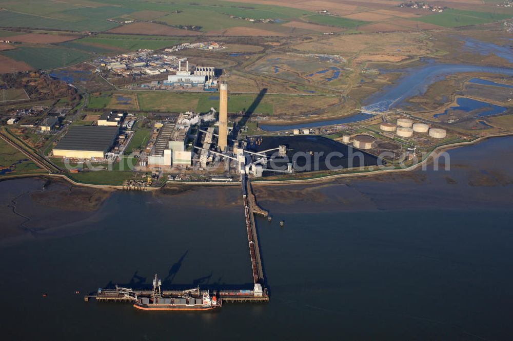 Kingsnorth from above - Blick auf das Kohle- und Ölkraftwerk Kingsnorth an der Mündung des Flusses Medway. View of the coal and oil power station Kingsnorth at the mouth of the River Medway.