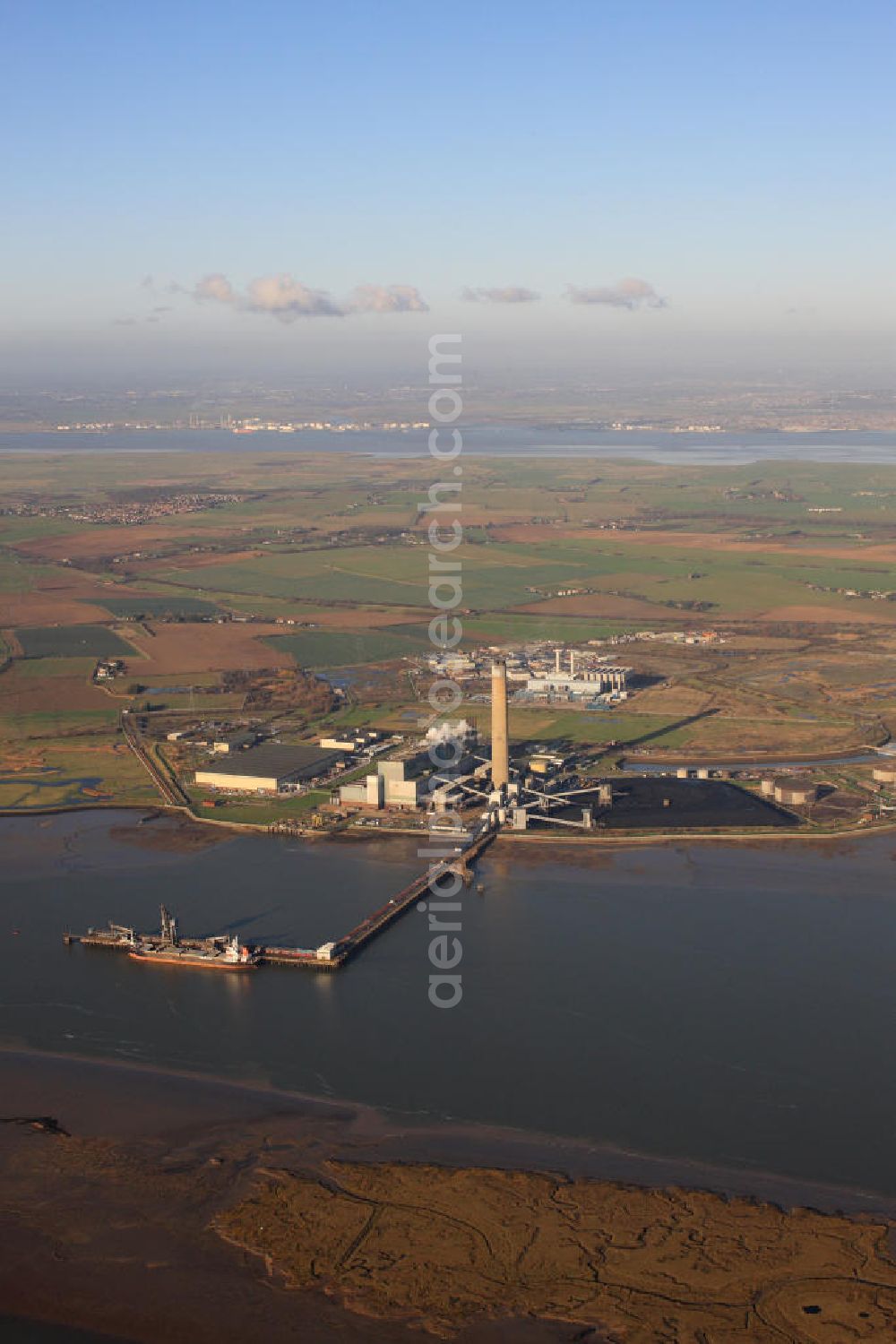 Kingsnorth from the bird's eye view: Blick auf das Kohle- und Ölkraftwerk Kingsnorth an der Mündung des Flusses Medway. View of the coal and oil power station Kingsnorth at the mouth of the River Medway.