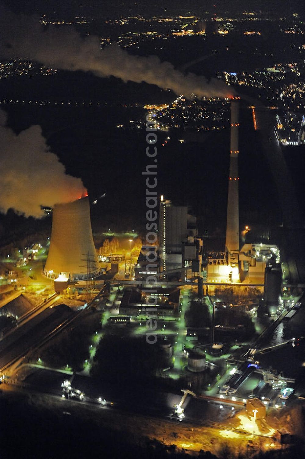 Aerial image Bergkamen - Nachtaufnahme des Kohlekraftwerks Heil in Bergkamen. Es hat eine Leistung von 747 Megawatt. Der Schornstein des Kraftwerks ist 284 Meter hoch. Night shot of the coal power plant Heil in Bergkamen. It has a capacity of 747 megawatts. The chimney of the power station is 284 meters high.