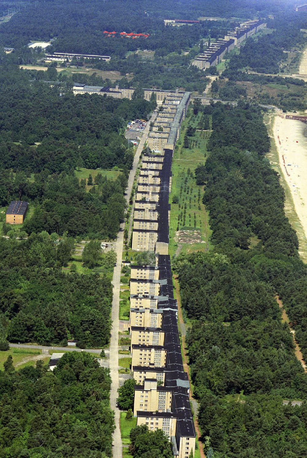 Prora from the bird's eye view: Blick auf den „ Koloss von Prora “ einem im Nationalsozialismus als Erholungszentrum errichteten Gebäudekomplex. Heute sind in dem historischen Areal ein Dokumentationszentrum, Museen und Galerien untergebracht. View of the Colossus of Prora in National Socialism as a recreation center built complex of buildings. Today, housed in the historic area of a documentation center, museums and galleries.