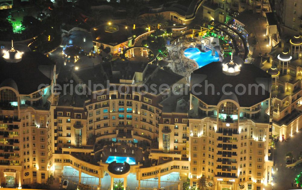 Aerial image DUBAI / DUBAYY - Nachtluftbild vom Komplex des Al Murooj Rotana Hotel and Suites. Das Rotana-Hotel steht für außergewöhnlichen Luxus und gastronomische Ansprüche der Extraklasse. Night aerial view of the complex of Al Murooj Rotana Hotel and Suites. The Rotana hotel stands for exceptional luxury and gastronomic demands of the class.