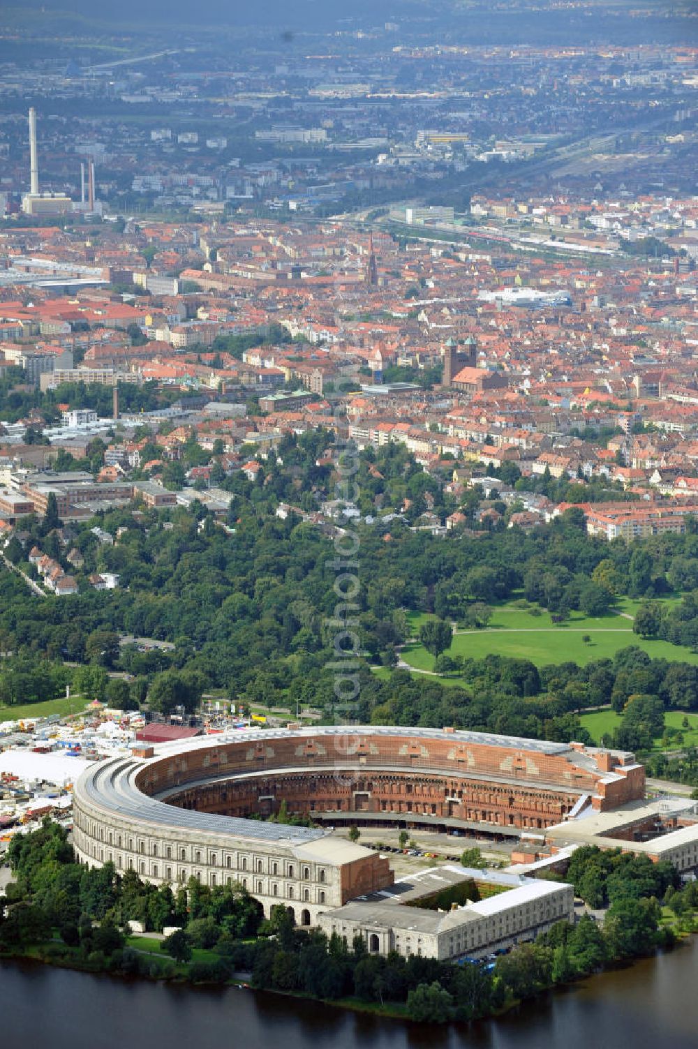 Nürnberg from the bird's eye view: Blick auf die nicht fertiggestellte Kongresshalle auf dem ehemaligen Reichsparteitagsgelände. Das Gebäude hat die Maße von 240 m x 200 m. View of the unfinished Congress Hall at the former Nazi Party Rally Grounds. The building has dimensions of 240 m x 200 m.