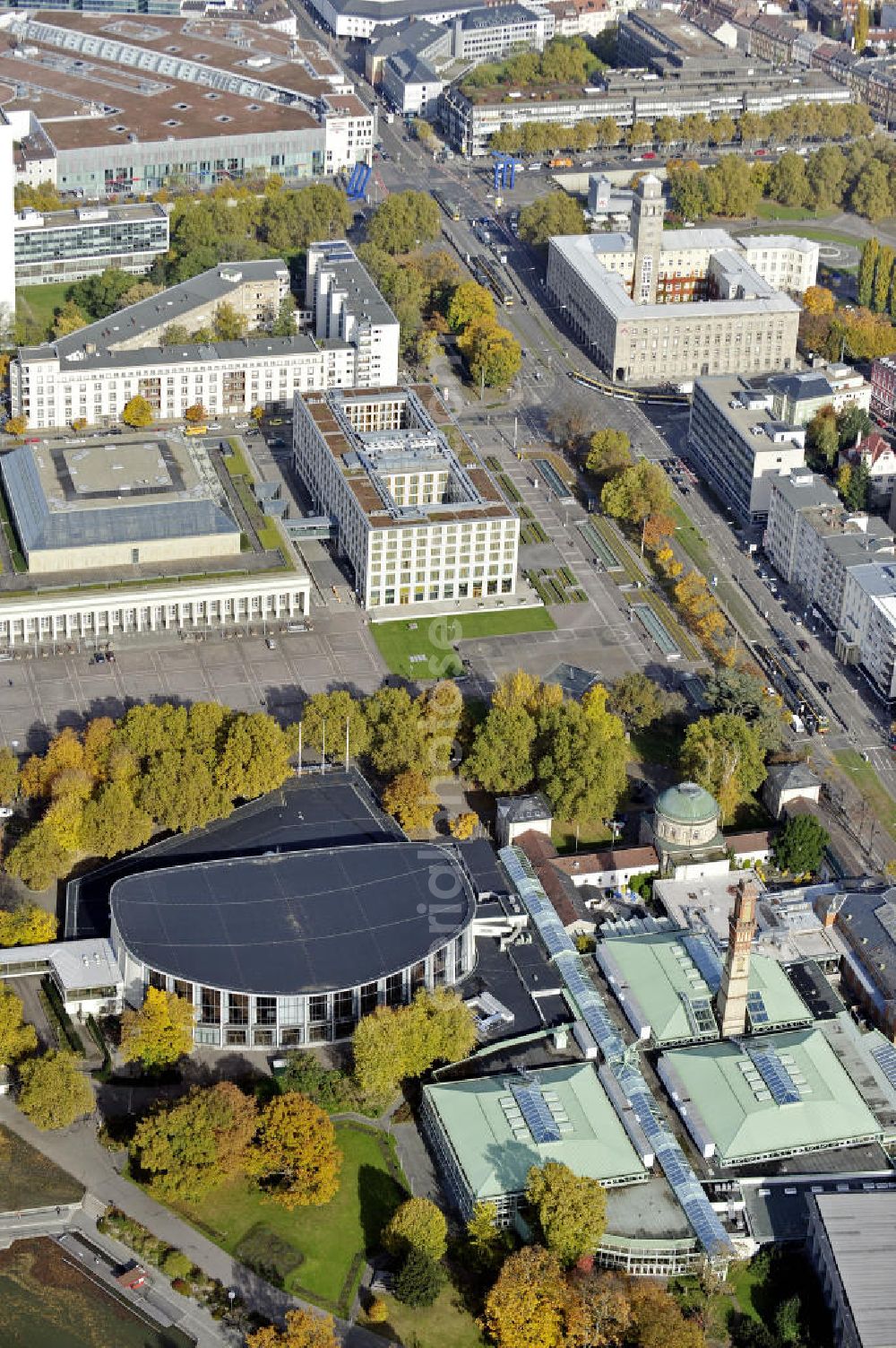 Aerial image Karlsruhe - Blick auf das Kongresszentrum am Festplatz in Karlsruhe. Vorn die Schwarzwaldhalle, die Gartenhalle und das Vierordtbad. Im Hintergrund die Stadthalle und das Hotel Novotel. View of the Congress Center Karlsruhe.