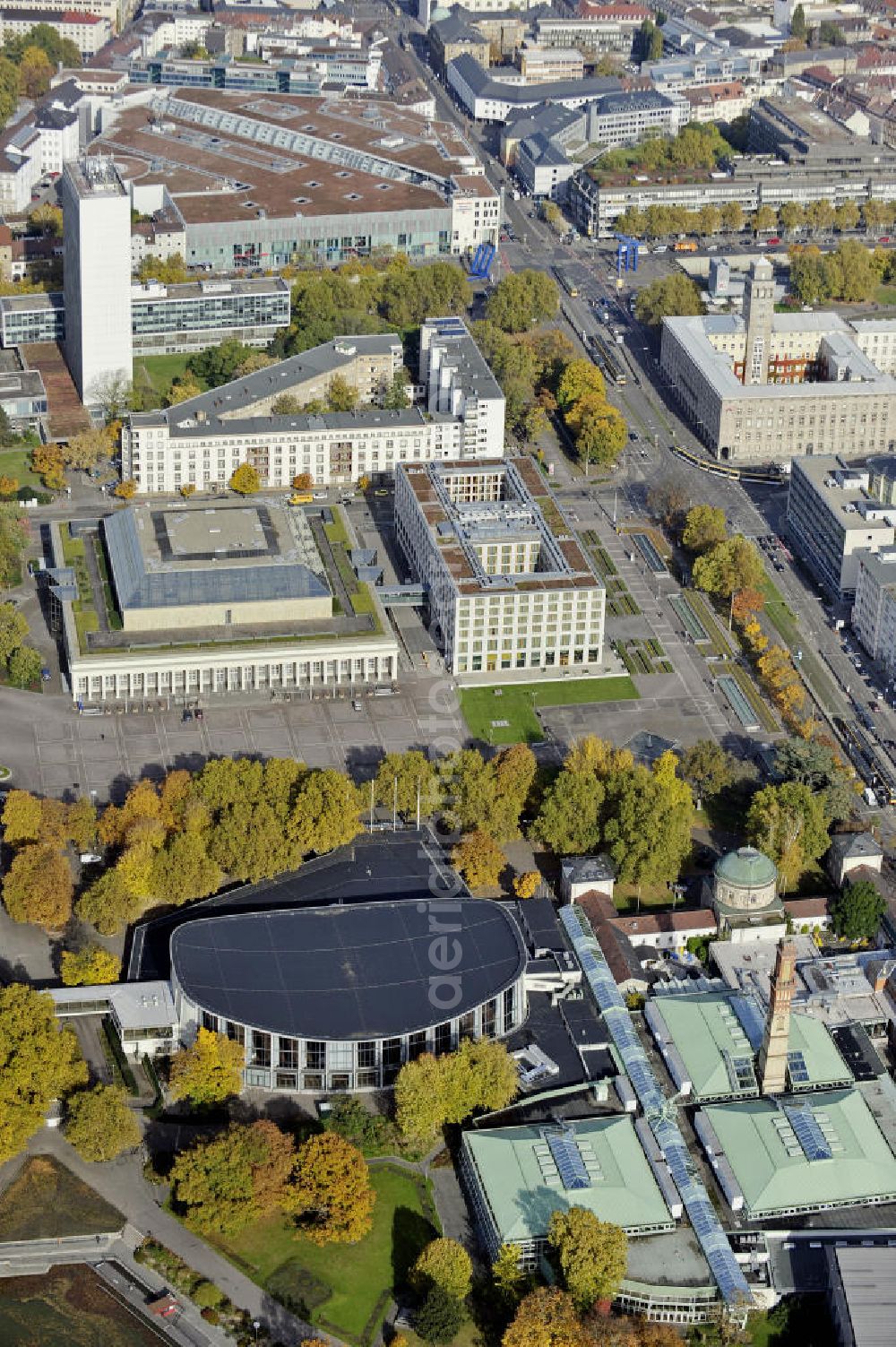 Aerial photograph Karlsruhe - Blick auf das Kongresszentrum am Festplatz in Karlsruhe. Vorn die Schwarzwaldhalle, die Gartenhalle und das Vierordtbad. Im Hintergrund die Stadthalle und das Hotel Novotel. View of the Congress Center Karlsruhe.