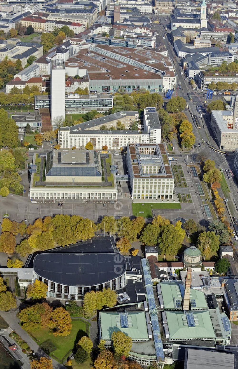 Karlsruhe from above - Blick auf das Kongresszentrum am Festplatz in Karlsruhe. Vorn die Schwarzwaldhalle, die Gartenhalle und das Vierordtbad. Im Hintergrund die Stadthalle und das Hotel Novotel. View of the Congress Center Karlsruhe.