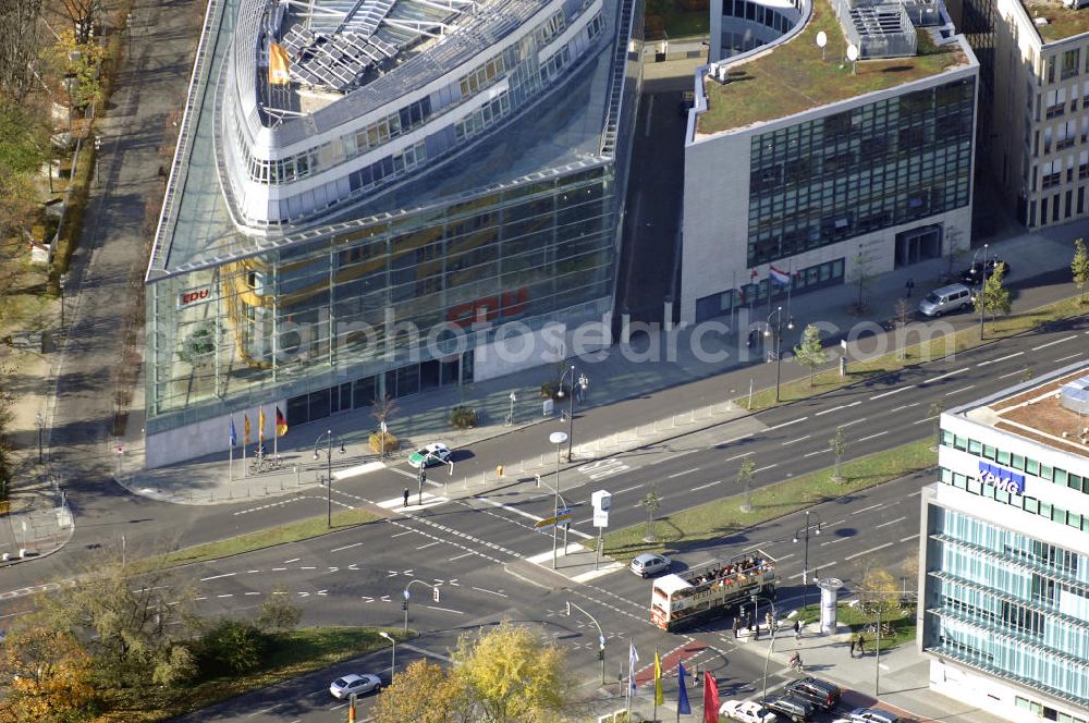 Berlin from above - Blick auf das Konrad-Adenauer-Haus in Berlin Mitte. Das Haus ist der Sitz der Bundesgeschäftsstelle der CDU Deutschlands. Nach knapp zweijähriger Bauzeit konnte das Gebäude im Stadtteil Tiergarten im Juli 2000 bezogen werden. Verantwortlich für das markante Aussehen des Gebäudes ist der Architekt Thomas Pink. Kontakt CDU: CDU-Geschäftsstelle, Klingelhöferstraße 8, 10785 Berlin, Tel. +49(0)30 22070 0, Fax +49(0)30 22070 111; Kontakt Architekt: Petzinka Pink Architekten, Cecilienallee 17, 40474 Düsseldorf, Tel. +49(0)211 47871 0, Fax +49(0)211 47871 10,