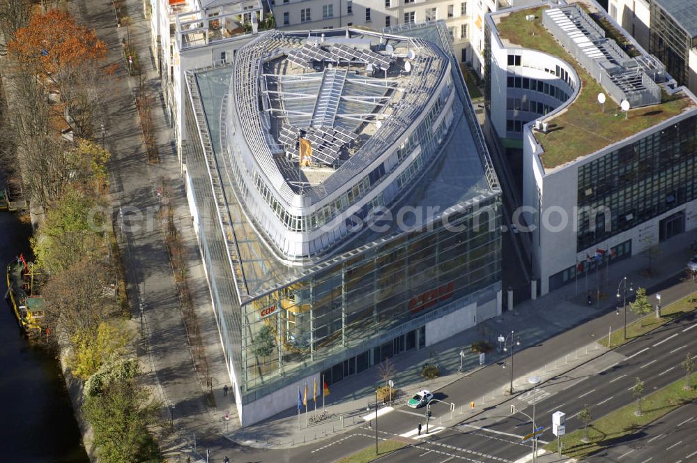 Berlin from the bird's eye view: Blick auf das Konrad-Adenauer-Haus in Berlin Mitte. Das Haus ist der Sitz der Bundesgeschäftsstelle der CDU Deutschlands. Nach knapp zweijähriger Bauzeit konnte das Gebäude im Stadtteil Tiergarten im Juli 2000 bezogen werden. Verantwortlich für das markante Aussehen des Gebäudes ist der Architekt Thomas Pink. Kontakt CDU: CDU-Geschäftsstelle, Klingelhöferstraße 8, 10785 Berlin, Tel. +49(0)30 22070 0, Fax +49(0)30 22070 111; Kontakt Architekt: Petzinka Pink Architekten, Cecilienallee 17, 40474 Düsseldorf, Tel. +49(0)211 47871 0, Fax +49(0)211 47871 10,