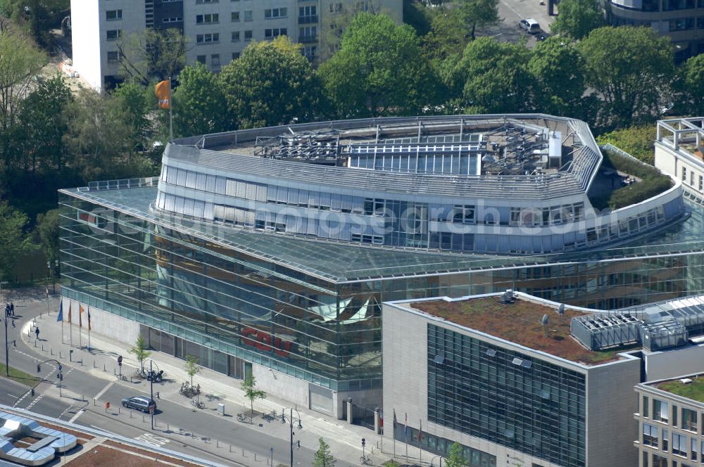 Berlin from above - Blick auf das Konrad-Adenauer-Haus am Berliner Tiergartendreieck. Der von den Architekten Petzinka Pink und Partner geplante Neubau für die CDU-Bundesgeschäftstelle ist ein ellipsenförmiger, siebengeschossige Baukörper mit einem als Glasgalerie ausgebildeten Wintergarten. View of the CDU Federal office at the Berlin Tiergarten Triangle.