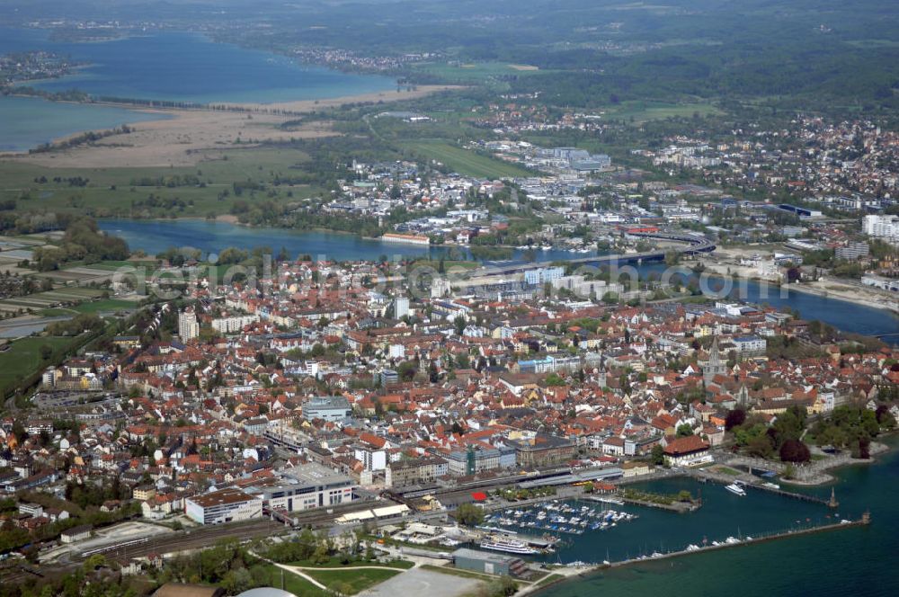 Aerial photograph KONSTANZ - Blick auf Konstanz am Bodensee. Konstanz ist die größte Stadt am Bodensee und Kreisstadt des Landkreises Konstanz. Seit 1. April 1956 ist Konstanz eine Große Kreisstadt und bildet ein Oberzentrum innerhalb der Region Hochrhein-Bodensee im Regierungsbezirk Freiburg im Bundesland Baden-Württemberg. In Konstanz sind zwei Hochschulen ansässig, die Universität Konstanz und die Hochschule Konstanz Technik, Wirtschaft und Gestaltung. Die Geschichte des Ortes reicht bis in römische Zeit zurück.