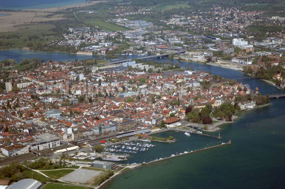 KONSTANZ from above - Blick auf Konstanz am Bodensee. Konstanz ist die größte Stadt am Bodensee und Kreisstadt des Landkreises Konstanz. Seit 1. April 1956 ist Konstanz eine Große Kreisstadt und bildet ein Oberzentrum innerhalb der Region Hochrhein-Bodensee im Regierungsbezirk Freiburg im Bundesland Baden-Württemberg. In Konstanz sind zwei Hochschulen ansässig, die Universität Konstanz und die Hochschule Konstanz Technik, Wirtschaft und Gestaltung. Die Geschichte des Ortes reicht bis in römische Zeit zurück.