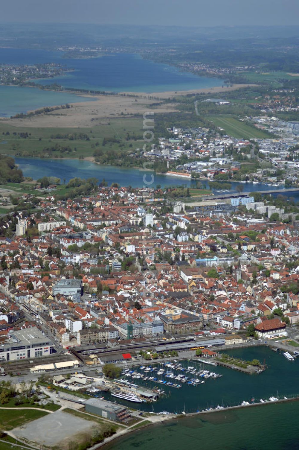 KONSTANZ from the bird's eye view: Blick auf Konstanz am Bodensee. Konstanz ist die größte Stadt am Bodensee und Kreisstadt des Landkreises Konstanz. Seit 1. April 1956 ist Konstanz eine Große Kreisstadt und bildet ein Oberzentrum innerhalb der Region Hochrhein-Bodensee im Regierungsbezirk Freiburg im Bundesland Baden-Württemberg. In Konstanz sind zwei Hochschulen ansässig, die Universität Konstanz und die Hochschule Konstanz Technik, Wirtschaft und Gestaltung. Die Geschichte des Ortes reicht bis in römische Zeit zurück.