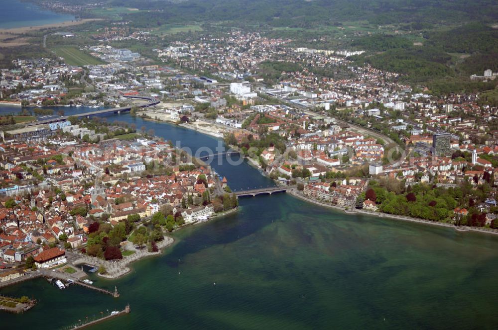 Aerial image KONSTANZ - Blick auf Konstanz am Bodensee. Konstanz ist die größte Stadt am Bodensee und Kreisstadt des Landkreises Konstanz. Seit 1. April 1956 ist Konstanz eine Große Kreisstadt und bildet ein Oberzentrum innerhalb der Region Hochrhein-Bodensee im Regierungsbezirk Freiburg im Bundesland Baden-Württemberg. In Konstanz sind zwei Hochschulen ansässig, die Universität Konstanz und die Hochschule Konstanz Technik, Wirtschaft und Gestaltung. Die Geschichte des Ortes reicht bis in römische Zeit zurück.