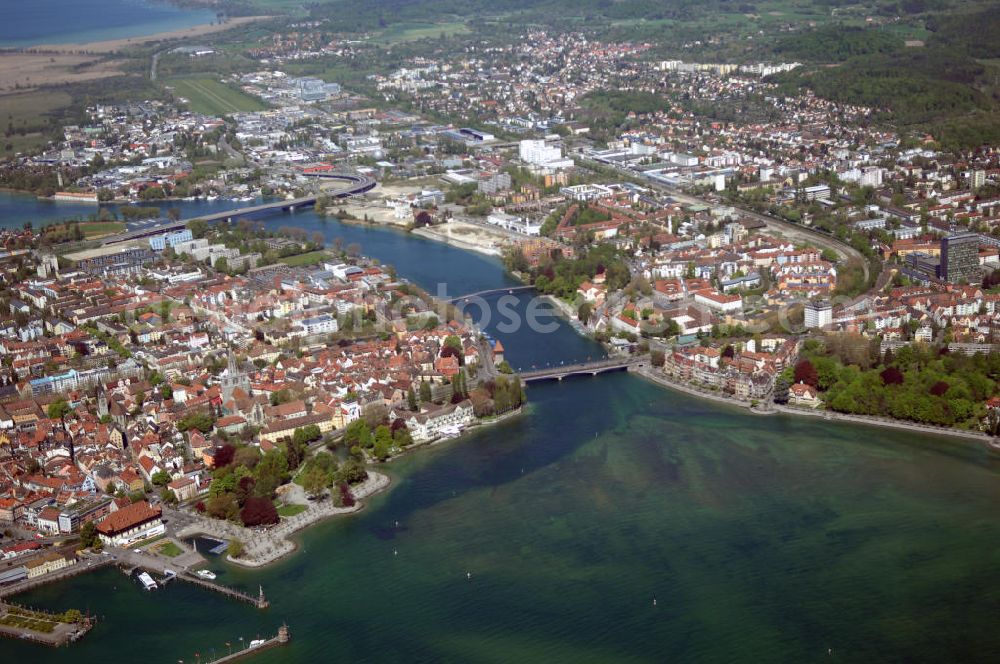 Aerial photograph KONSTANZ - Blick auf Konstanz am Bodensee. Konstanz ist die größte Stadt am Bodensee und Kreisstadt des Landkreises Konstanz. Seit 1. April 1956 ist Konstanz eine Große Kreisstadt und bildet ein Oberzentrum innerhalb der Region Hochrhein-Bodensee im Regierungsbezirk Freiburg im Bundesland Baden-Württemberg. In Konstanz sind zwei Hochschulen ansässig, die Universität Konstanz und die Hochschule Konstanz Technik, Wirtschaft und Gestaltung. Die Geschichte des Ortes reicht bis in römische Zeit zurück.