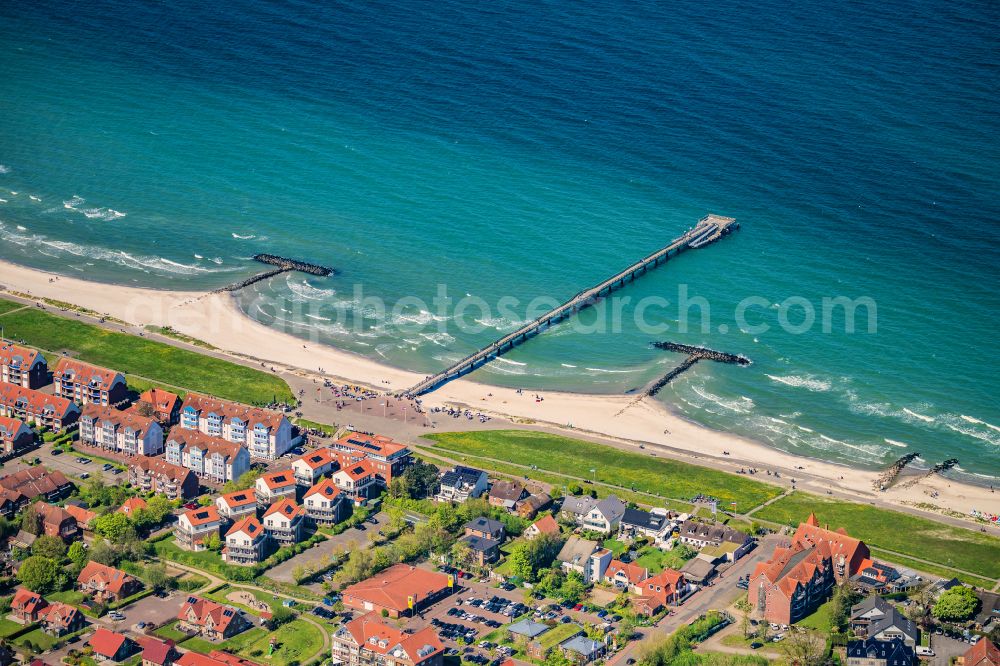 Aerial image Schönberg - Treads and construction of the pier over the water surface of the Baltic Sea on the Promenade Street in Schoenberg in the state Schleswig-Holstein, Germany