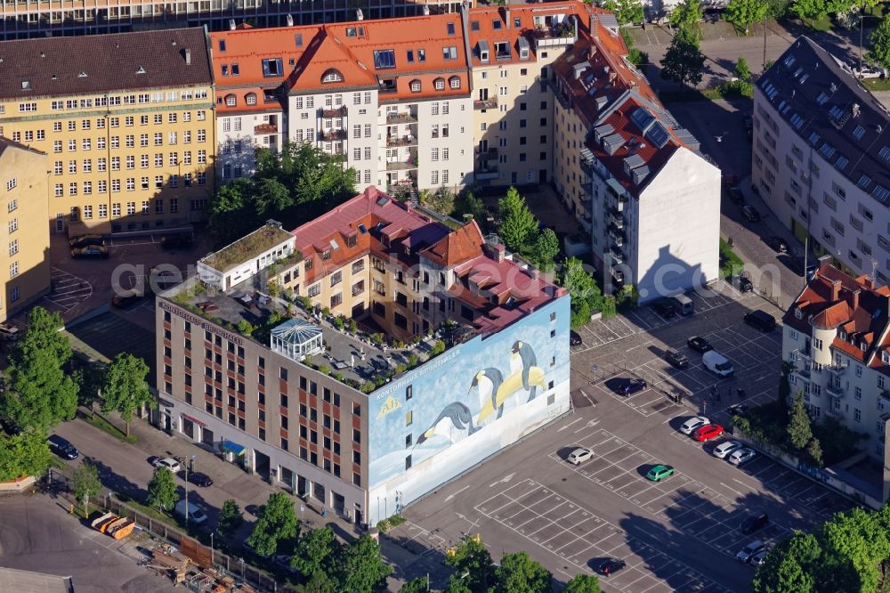 Aerial image München - Kontorhaus Brunthaler on the grounds of the Grossmarkthalle Munich in the state Bavaria, Germany. The facade shows three penguins carrying a banana. The picture was painted in summer 2017 with a different motif