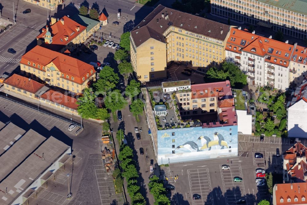 Aerial photograph München - Kontorhaus Brunthaler on the grounds of the Grossmarkthalle Munich in the state Bavaria, Germany. The facade shows three penguins carrying a banana. The picture was painted in summer 2017 with a different motif