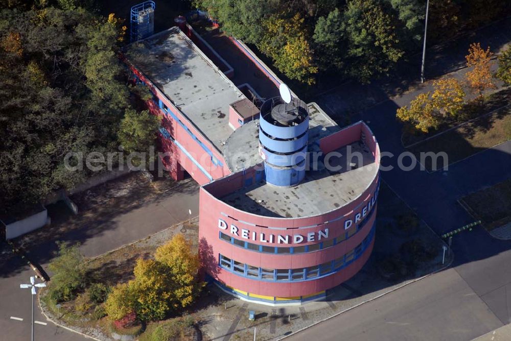 Kleinmachnow from the bird's eye view: Blick auf den ehemaligen Kontrollpunkt Dreilinden. Dreilinden ist die Bezeichnung eines Forstes und einer Kolonie in Kleinmachnow, die bis 1945 zu Berlin-Wannsee gehörte. Bekannt wurde der Kontrollpunkt Dreilinden an der Transitautobahn West-Berlin - Westdeutschland durch die DDR. Auf der östlichen Seite lag die Grenzübergangsstelle Drewitz.