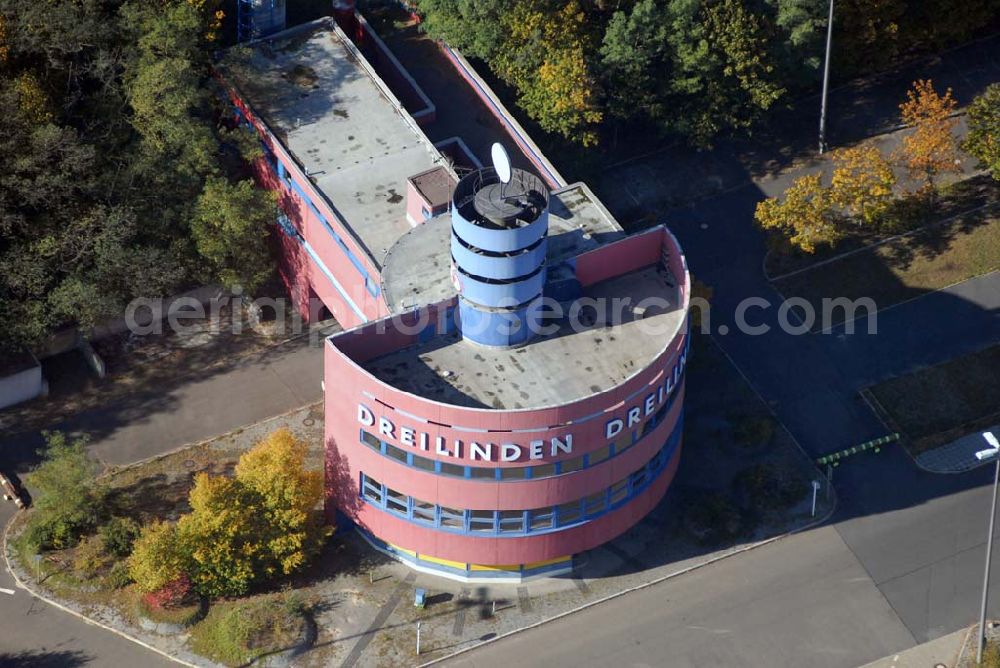 Aerial image Kleinmachnow - Blick auf den ehemaligen Kontrollpunkt Dreilinden. Dreilinden ist die Bezeichnung eines Forstes und einer Kolonie in Kleinmachnow, die bis 1945 zu Berlin-Wannsee gehörte. Bekannt wurde der Kontrollpunkt Dreilinden an der Transitautobahn West-Berlin - Westdeutschland durch die DDR. Auf der östlichen Seite lag die Grenzübergangsstelle Drewitz.