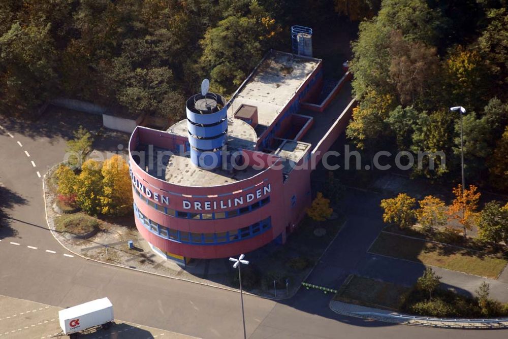 Aerial photograph Kleinmachnow - Blick auf den ehemaligen Kontrollpunkt Dreilinden. Dreilinden ist die Bezeichnung eines Forstes und einer Kolonie in Kleinmachnow, die bis 1945 zu Berlin-Wannsee gehörte. Bekannt wurde der Kontrollpunkt Dreilinden an der Transitautobahn West-Berlin - Westdeutschland durch die DDR. Auf der östlichen Seite lag die Grenzübergangsstelle Drewitz.